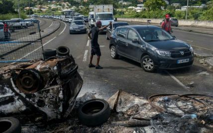 Потрощені урядові будівлі та барикади на вулицях: на острові Мартиніка не вщухають антиковідні протести