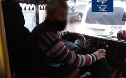 Выгнал из салона пенсионера с внуками: стало известно, наказали ли водителя киевской маршрутки