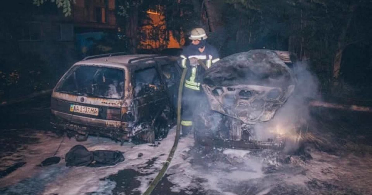 У Києві та Львові вночі палали автівки