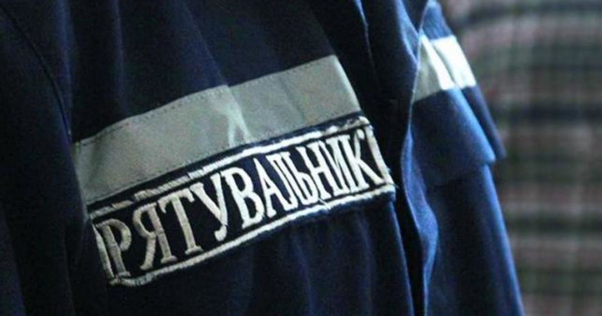"Усе в чорному диму, дихати нічим": у Києві біля ТЦ сталася пожежа (відео)