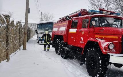На Івано-Франківщині вирує потужний снігопад: через негоду пасажирський автобус злетів у кювет