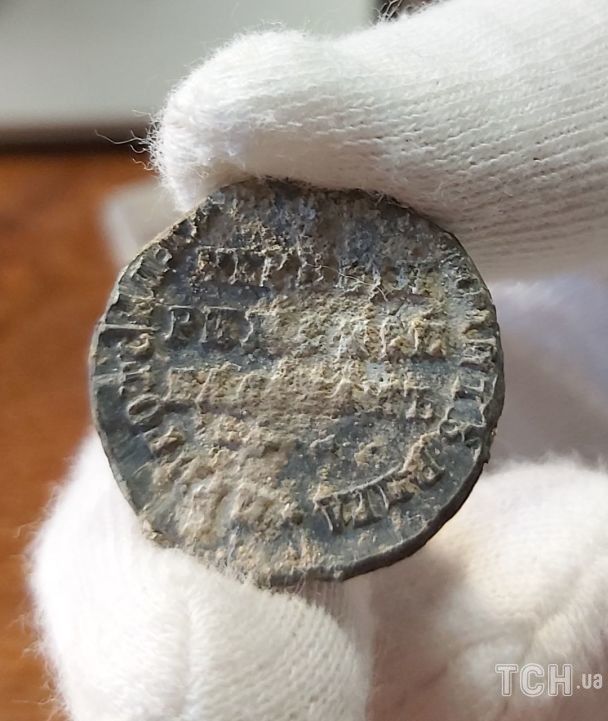 Свинцева пломба від пляшки бальзаму / © 