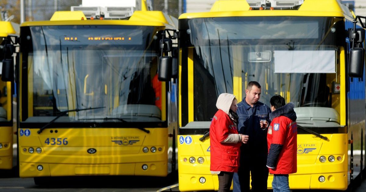Перелом таза і пробита легеня. У Києві маршрутник придавив жінку до тролейбуса
