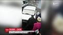 У Львові люди руками виштовхали авто, яке заважало проїзду трамвая