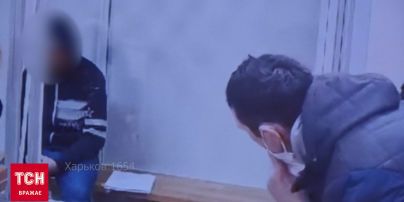 Смертельное ДТП в Харькове: отец 16-летнего подозреваемого перед началом заседания дал сыну знак молчать