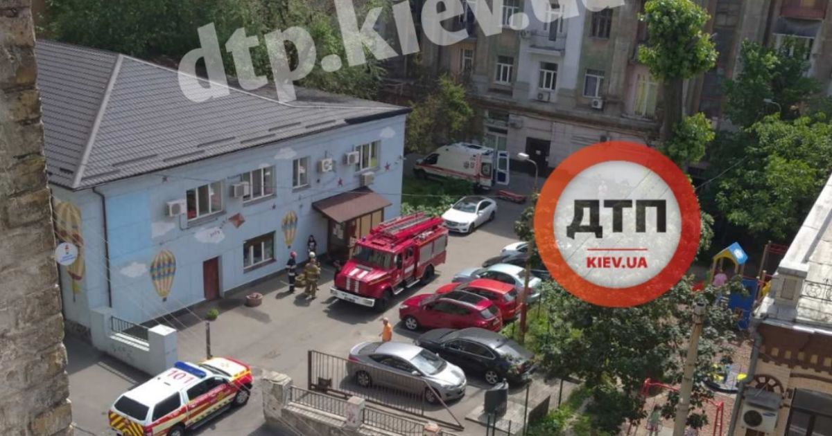 У Києві чоловік упав у провал і зламав ногу / © dtp.kiev.ua