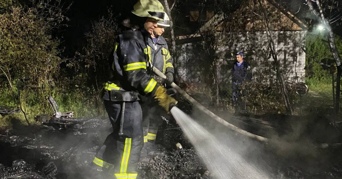 У Києві на Оболоні згорів дерев'яний будинок