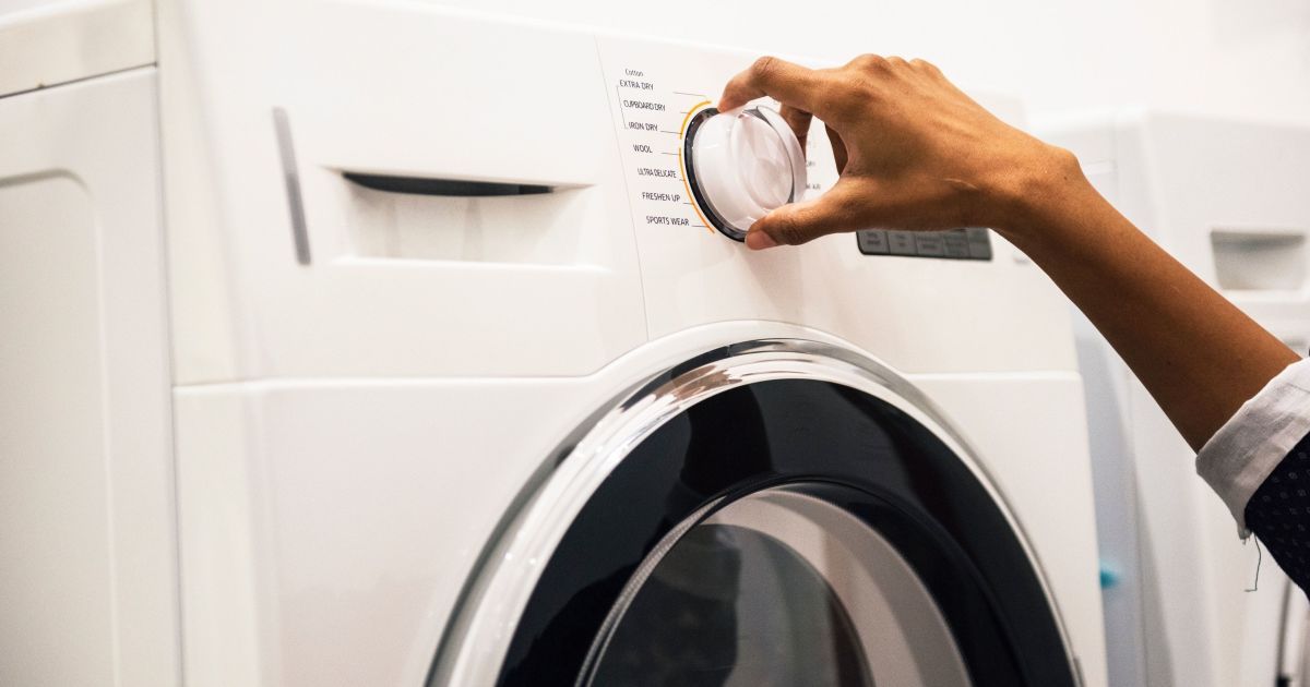 У Казахстані трирічний малюк застряг у пральній машині