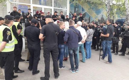 На скандальній дільниці у Покровську почали передавати документи членам ЦВК