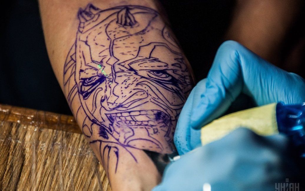 Участник Snow Tattoo Festival делает татуировки в Полтаве. 29-30 января в Полтаве впервые проходит фестиваль тату "Snow Tattoo Festival". / © УНИАН