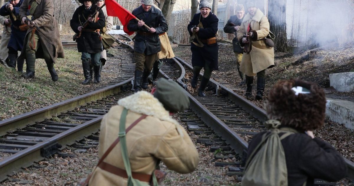 Историческая реконструкция боя под Крутами во Львове. 98 лет назад несколько студентов выступили против нескольких тысяч большевиков, остановив наступление врага на Киев на четыре дня. / © УНИАН