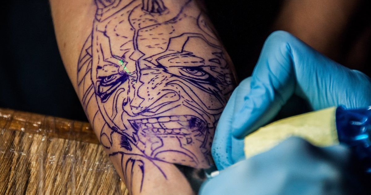 Участник Snow Tattoo Festival делает татуировки в Полтаве. 29-30 января в Полтаве впервые проходит фестиваль тату "Snow Tattoo Festival". / © УНИАН