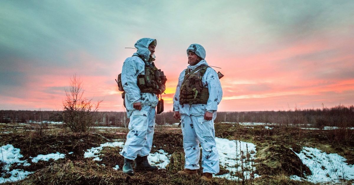 Учения на 37-м общевойсковом полигоне под Житомиром. Несколько сот опытных бойцов отрабатывали упражнения по форсированию водоема. / © УНИАН