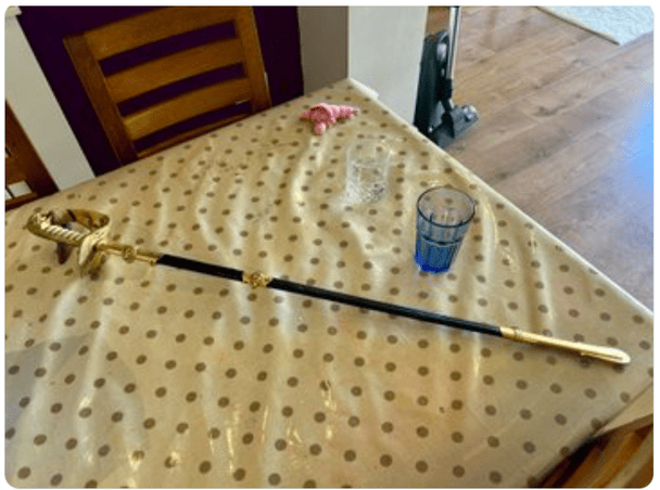 Меч, який знайшли у стіні. Фото: @BlondiieMama / © Соцмережа X