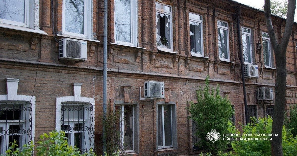 Пошкоджений будинок у Дніпрі через російську атаку 22 квітня
