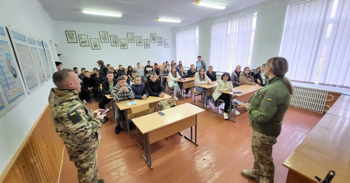 Во Львовской области работники ТЦК посещают школы