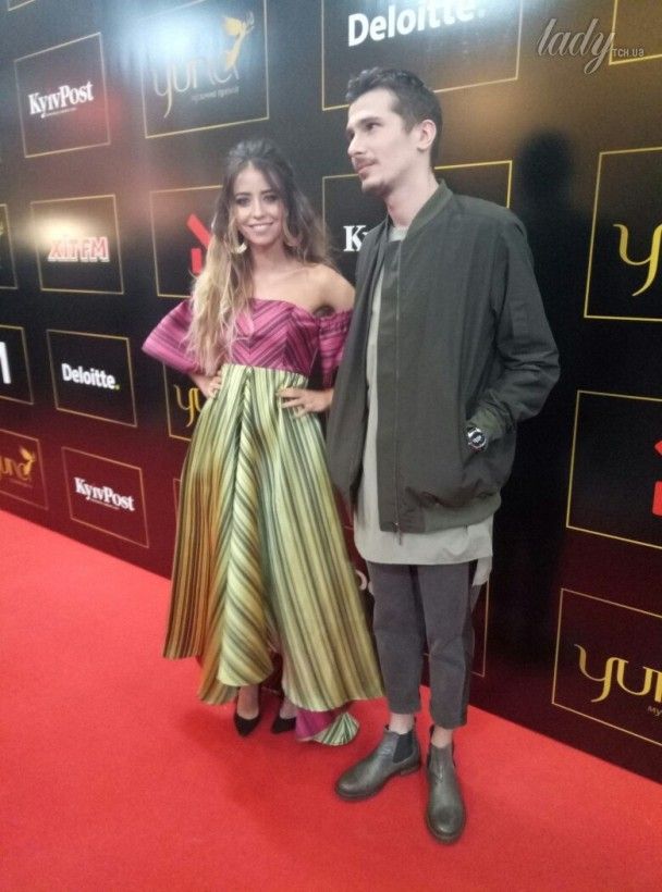 Надя Дорофеева на красной дорожке премии YUNA-2017