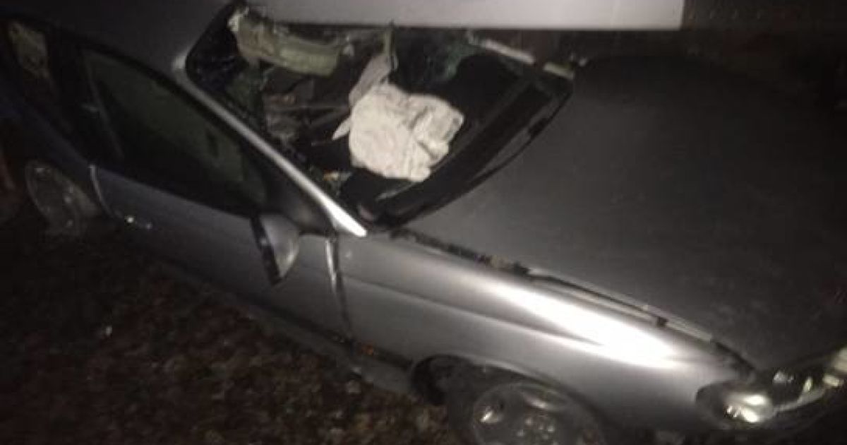 На Київщині поїзд протаранив покинутий на рейках автомобіль
