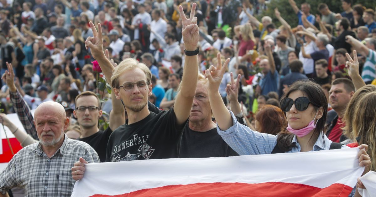 Протесты в Беларуси и коронавирус у норок. Пять новостей, которые вы могли проспать