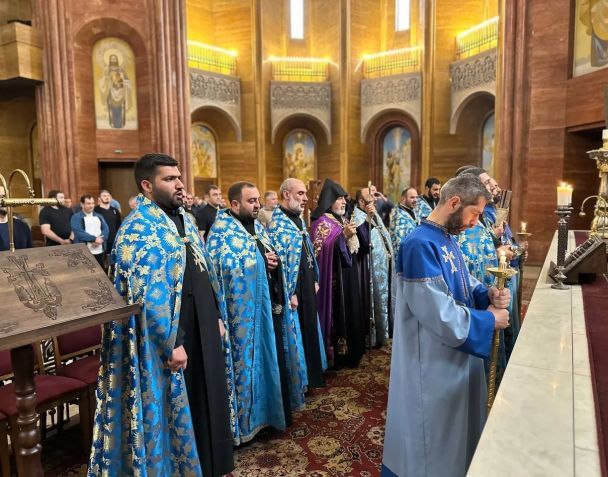 Вірменський архієпископ Езрас разом з духовенством і окупантами / © 