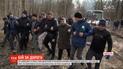 Селяне в Киевской области расчищали дорогу, которую ограничили после строительства элитных домов
