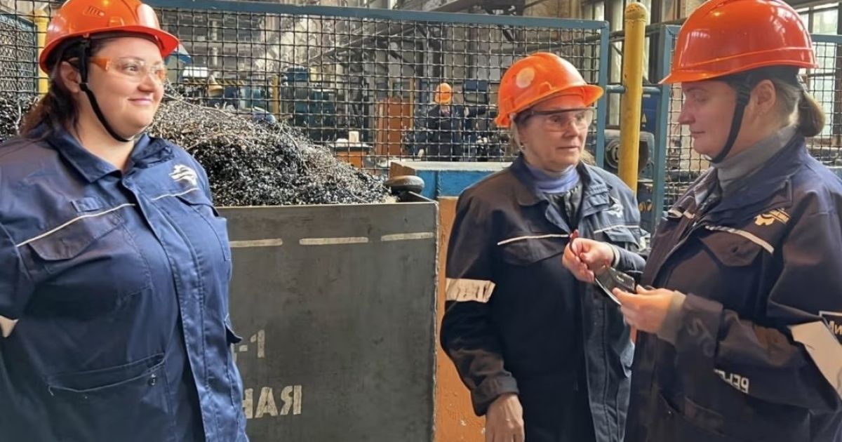 Из-за нехватки персонала заводы в Украине вынуждены нанимать женщин. Фото: X (Twitter)
