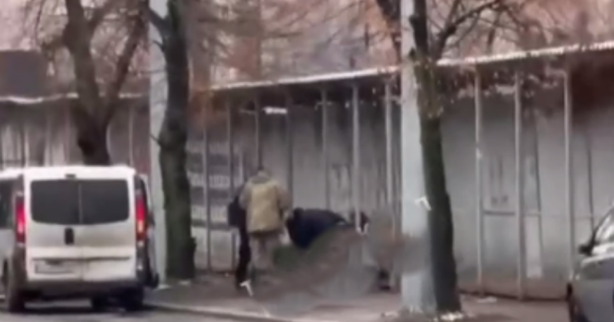 Скриншот из скандального видео "бусификации" возле метро Тараса Шевченко в Киеве