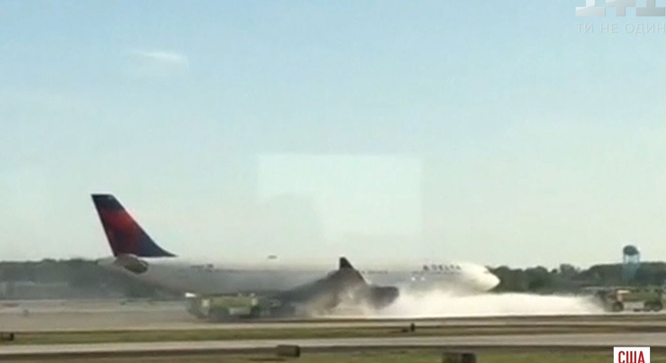Американский самолет экстренно сел после возгорания двигателя