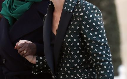 В костюме и с прозрачным клатчем: деловая Эмма Уотсон в Елисейском дворце