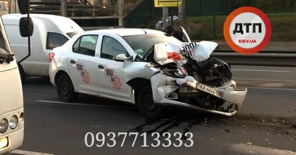 На Борщаговке такси и маршрутка попали в аварию