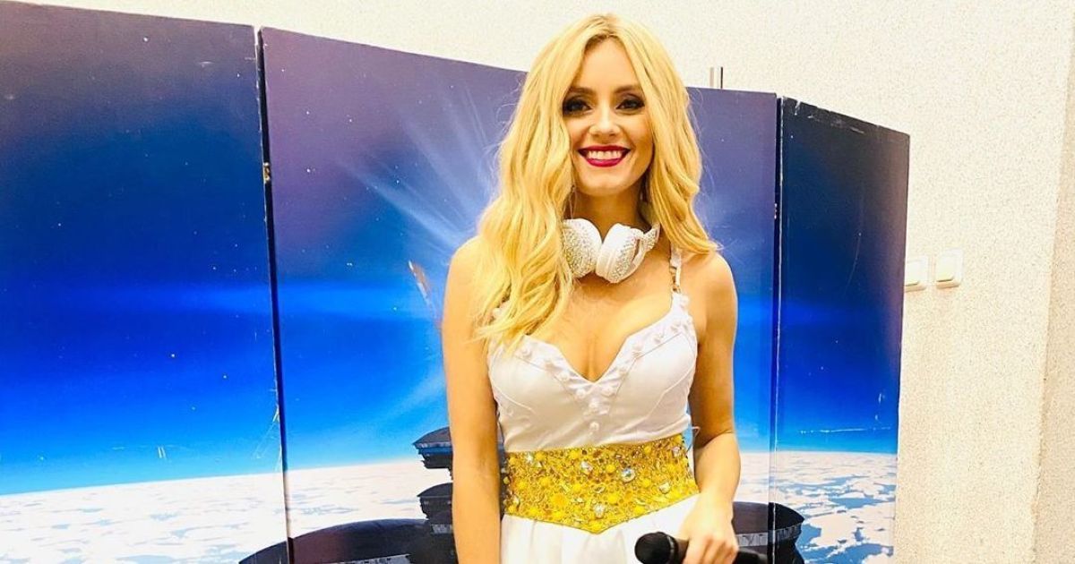 Ирина Федишин в боди и колготках в сеточку соблазнительно позировала в гримерке