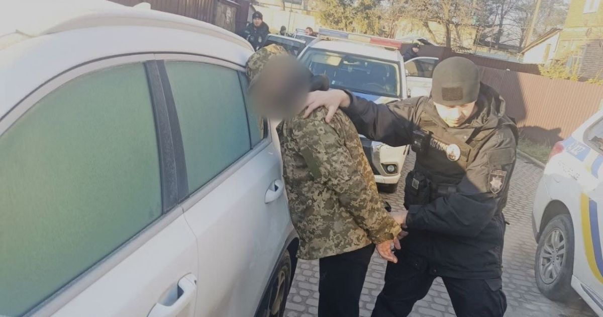 В полиции отметили, что задержанные лица не имеют никакого отношения к военным, кроме элементов одежды / © www.facebook.com/Патрульная полиция Львовской области