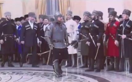 Кадиров у шоломі й обладунках з'явився на святкуванні дня чеченської жінки