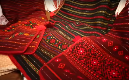 Мастерица из Коломыйщины вышивает рубашки невероятной красоты и украшает полотенца по сюжетам песен