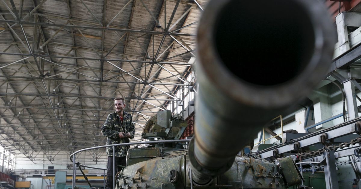 Поврежденную технику ремонтируют в столице