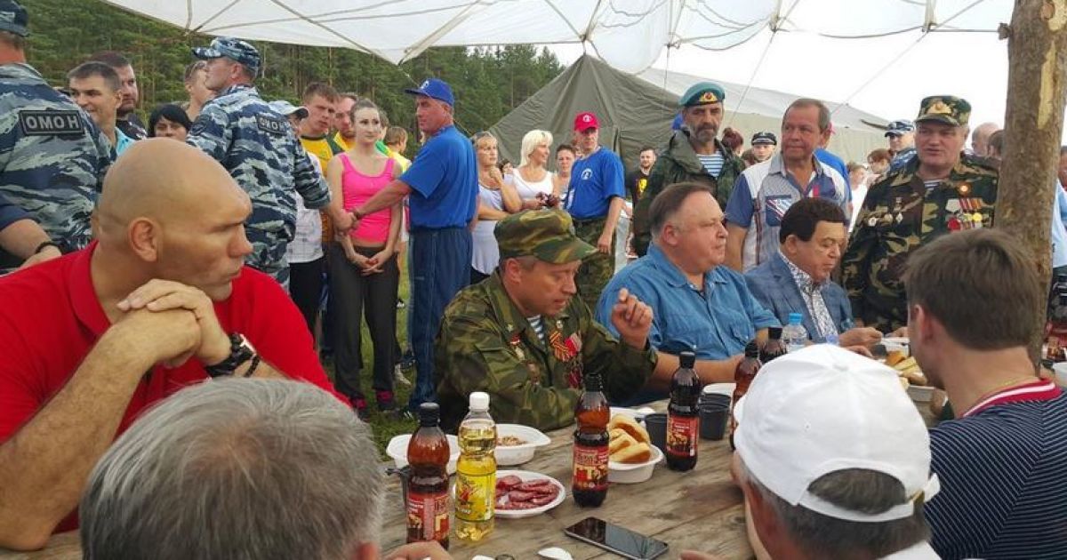 Депутатів на фестивалі ретельно охороняли від відвідувачів / © Twitter/Микола Валуєв