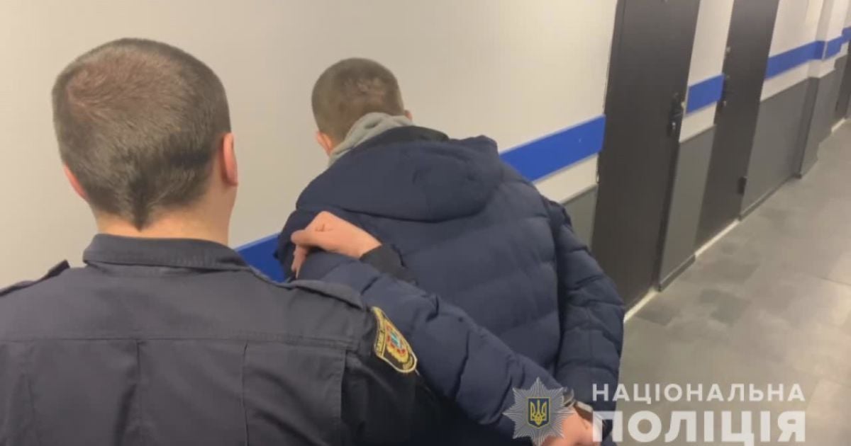 Надягнув маску, дістав ніж і ввічливо попросив гроші: в Одесі затримали чоловіка за розбійний напад (відео)