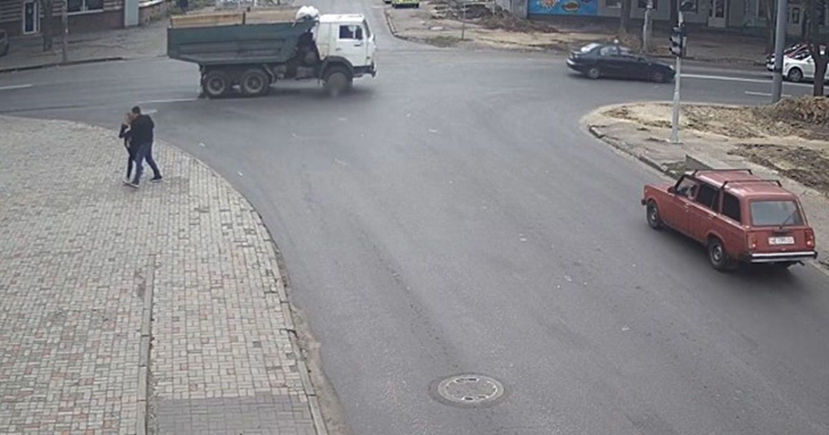 Вантажівка відірвала ноги: у Дніпрі розповіли про стан жінки, яка потрапила під колеса КАМАЗа