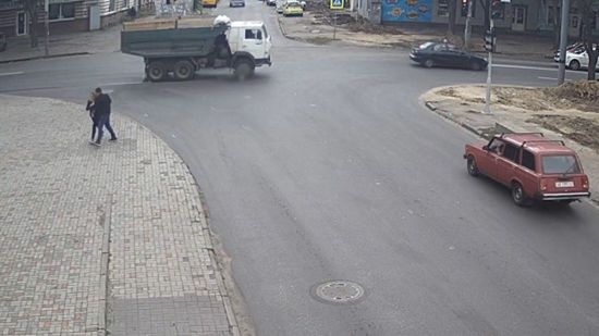 Вантажівка відірвав ноги: у Дніпрі розповіли про стан жінки, яка потрапила під колеса КАМАЗа