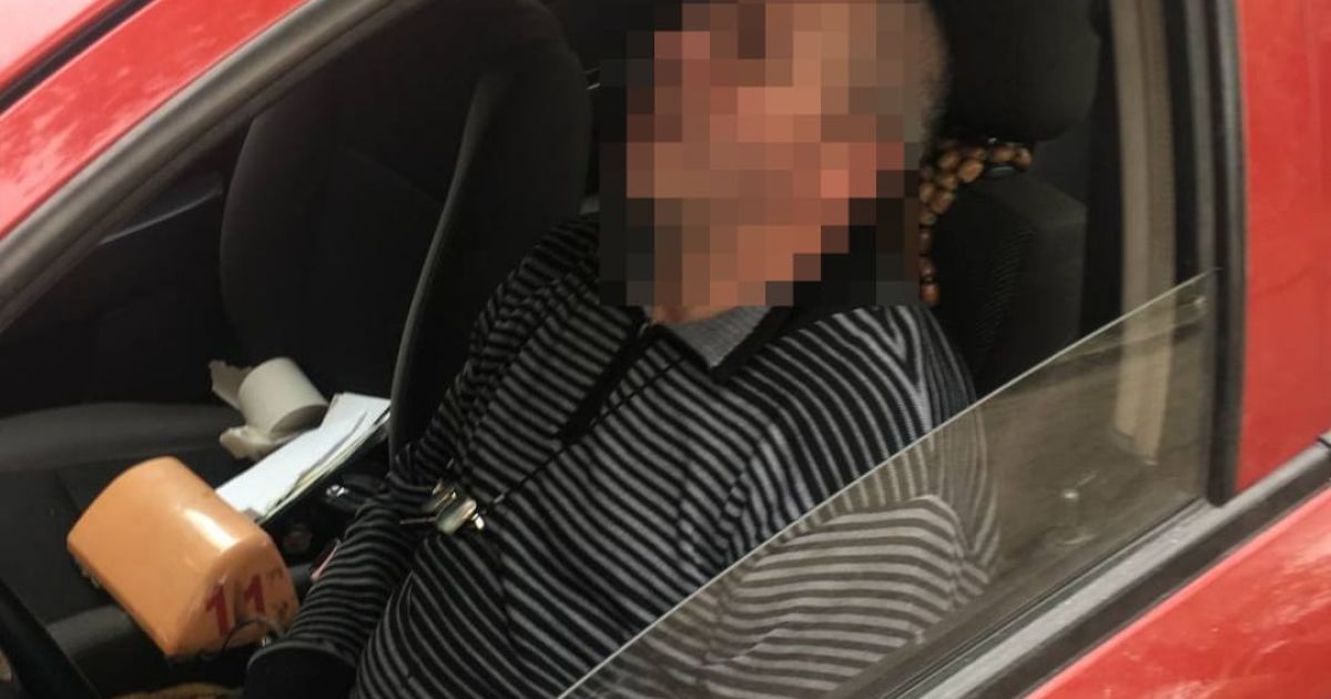 Дружина вибігла рятувати: у Львові п'яний водій заснув в авто, поки поліція оформляла на нього протокол