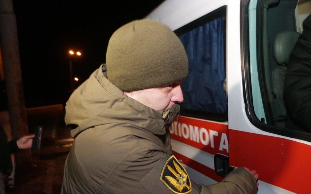 Корбана вывезли из дома на переполненной спецназовцами скорой / © УКРОП/Facebook