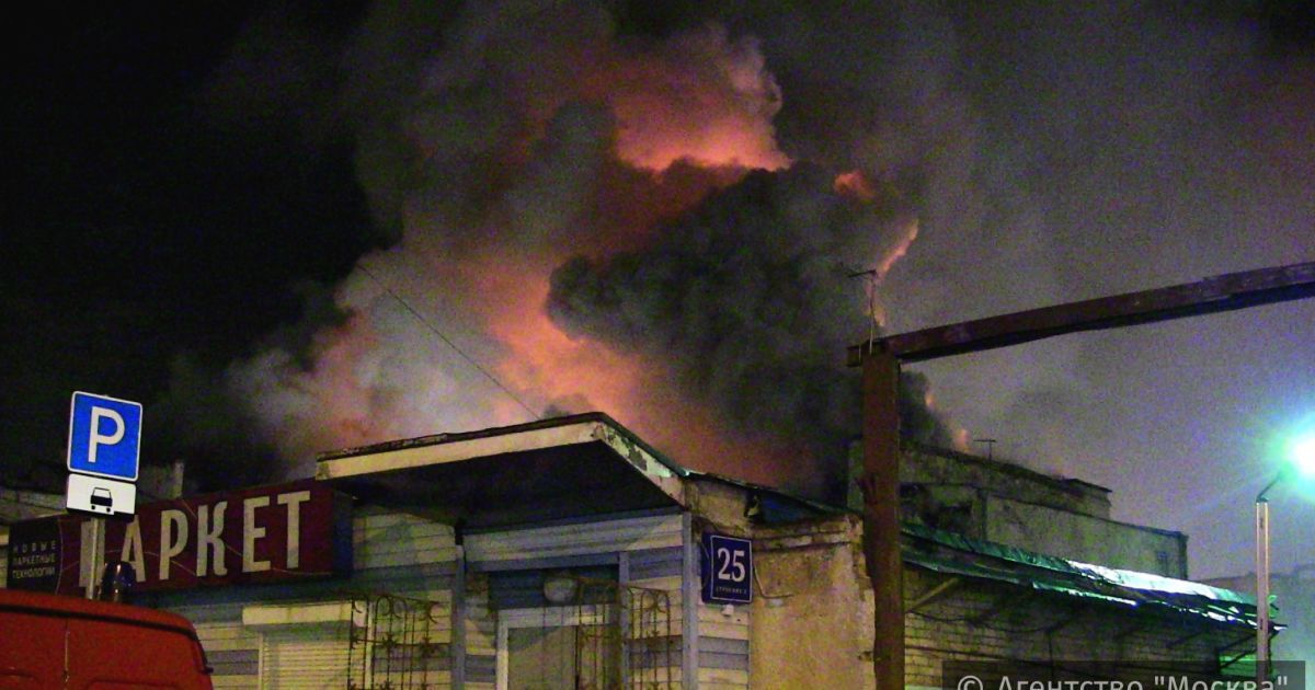 В результате пожара обрушилась крыша.