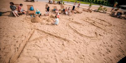 Центр Вильнюса засыпали песком и открыли там пляж: море будут показывать только на экране