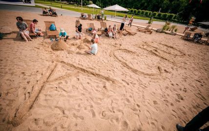 Центр Вильнюса засыпали песком и открыли там пляж: море будут показывать только на экране