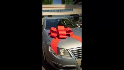 Анна Трінчер подарувала бабусі та дідусю авто та показала їхню реакцію