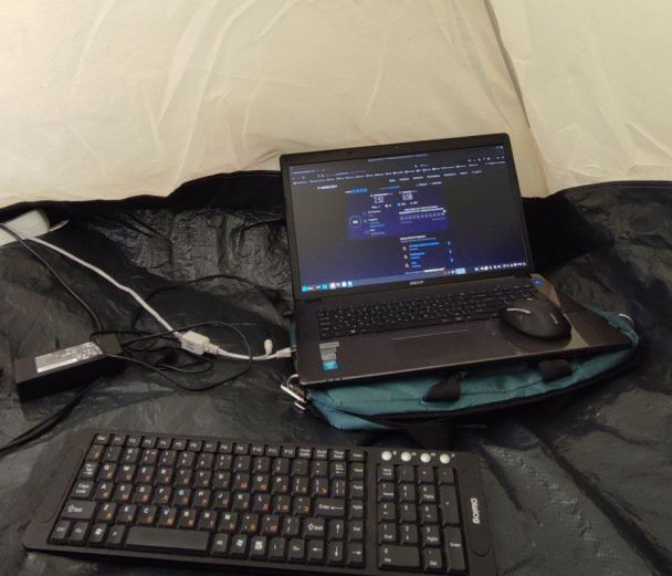 В лесу IT-шник установил две палатки: одну для сна, вторую, как "офис" для работы.