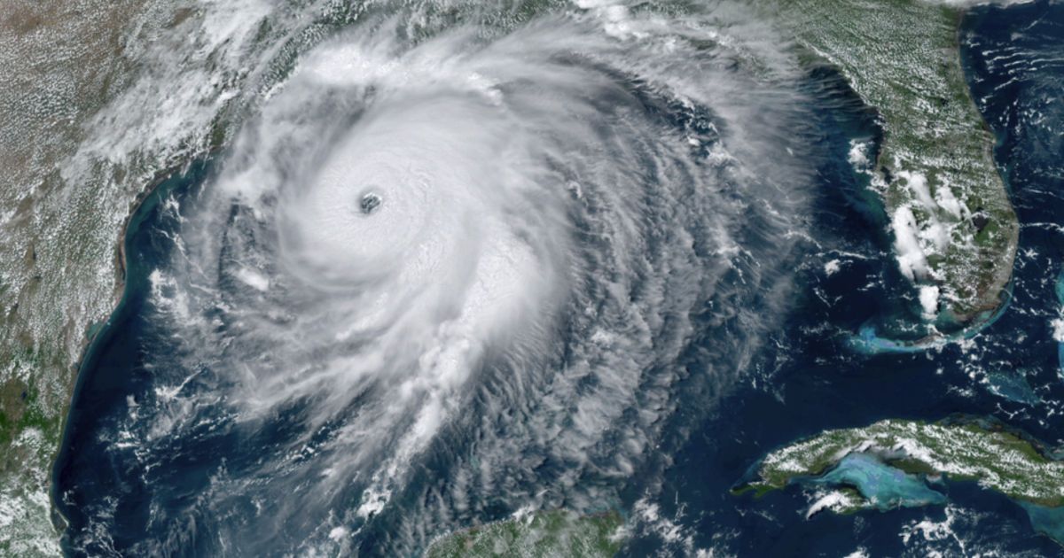 США атакував найпотужніший з початку року буревій Лаура: як місцеві рятуються від стихії