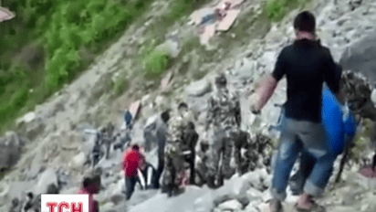 Переповнений автобус із туристами впав у прірву у Непалі