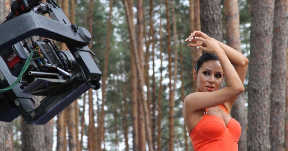 Соблазнительница Злата Огневич устроила дискотеку в ночном лесу