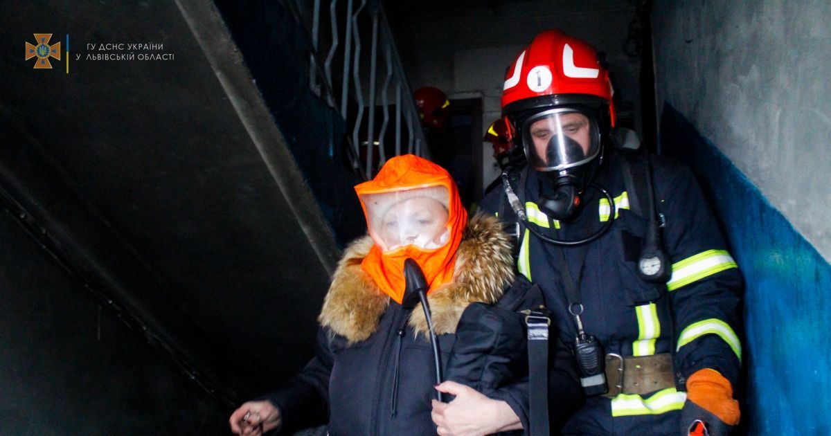 У Львові з охопленої вогнем п'ятиповерхівки врятували вісьмох людей